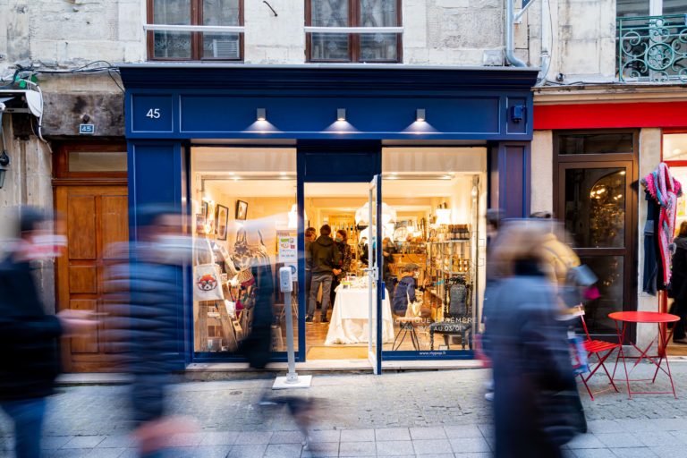 Trafic devant un pop-up store MYPOP